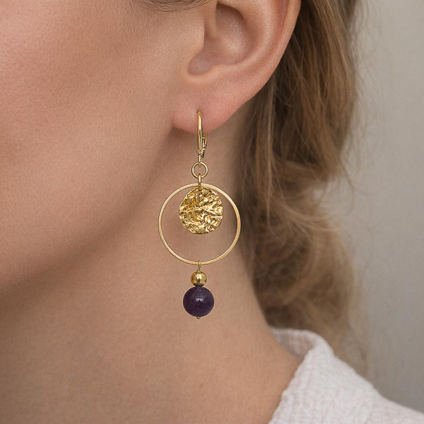 Boucles d’oreilles cercle doré et pierre améthyste, style élégant et lumineux