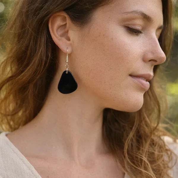 Boucles d’oreilles intemporelles en tagua noir, création artisanale naturelle