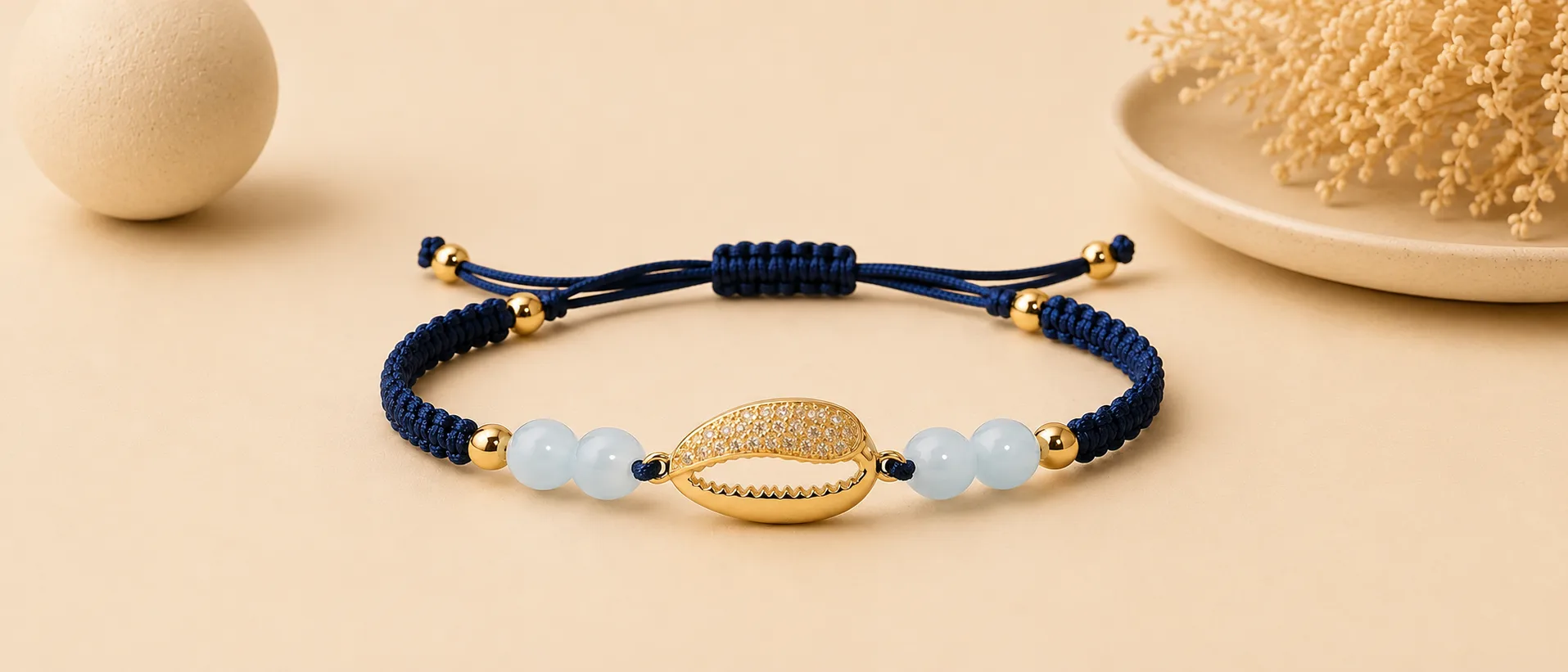Bracelet éternel tressé avec cauri et pierres naturelles bleu