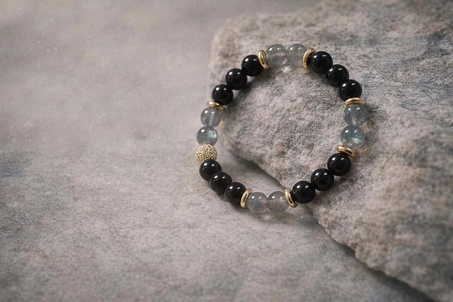 Bracelet en labradorite naturelle, création artisanale élégante