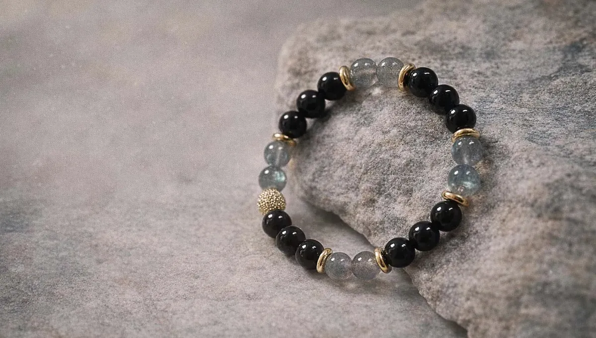 Bracelet en labradorite naturelle, création artisanale élégante