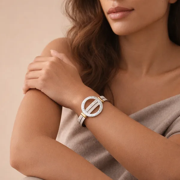 Bracelet élégant en cuir blanc, design fin et moderne