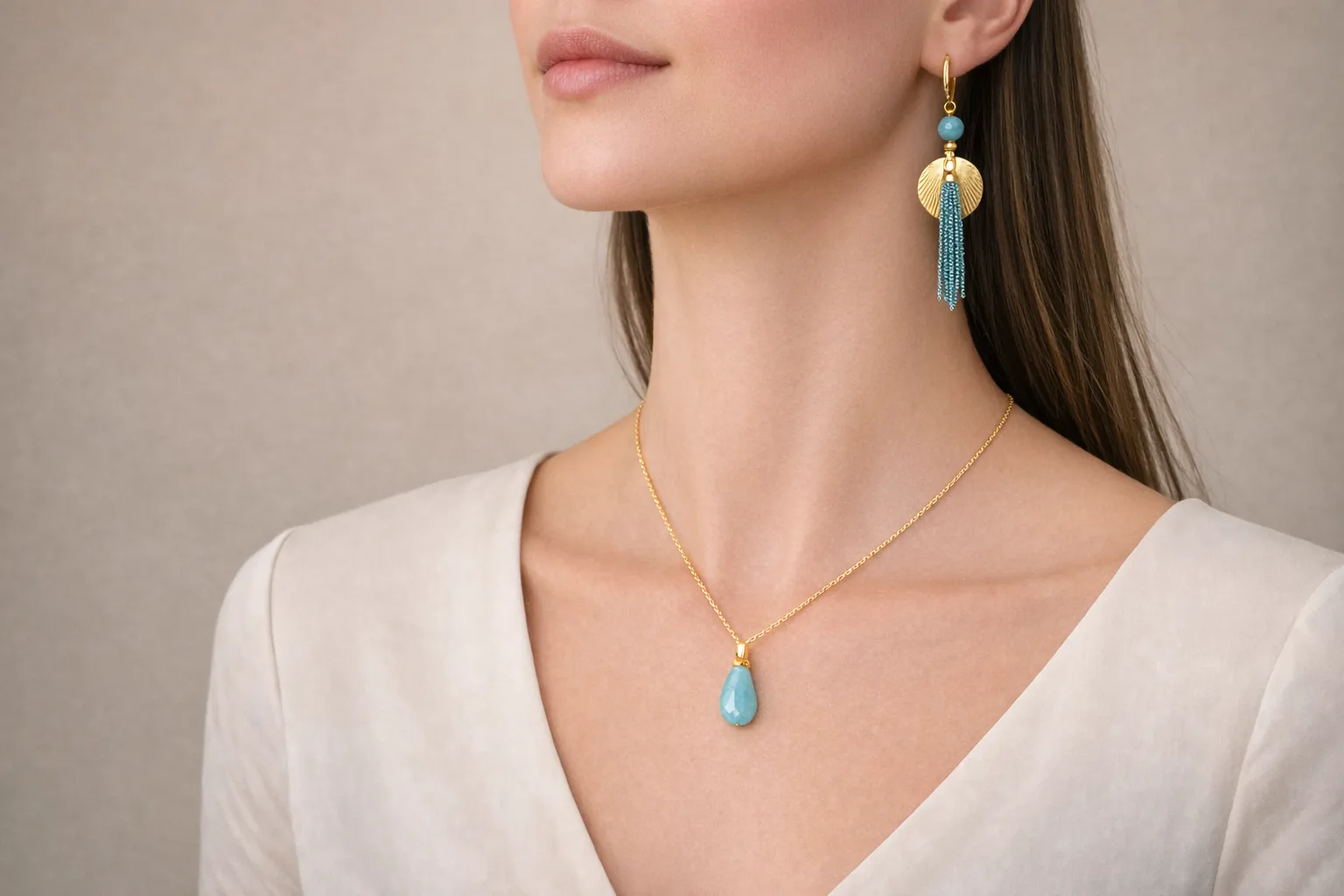 Collier élégant en chaîne dorée avec pendentif turquoise naturel