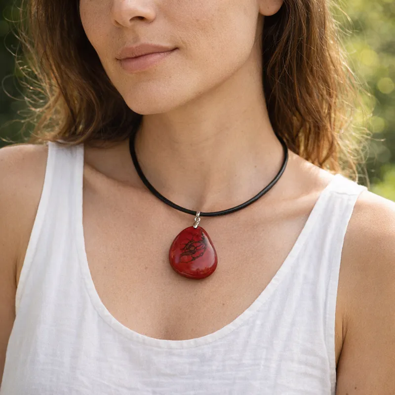 collier pendentif en ivoire végétal rouge